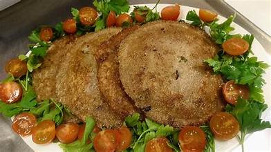 A plate of kubba mosuliyya, the flat round meat pie that is the flagship dish of Mosuli cuisine.