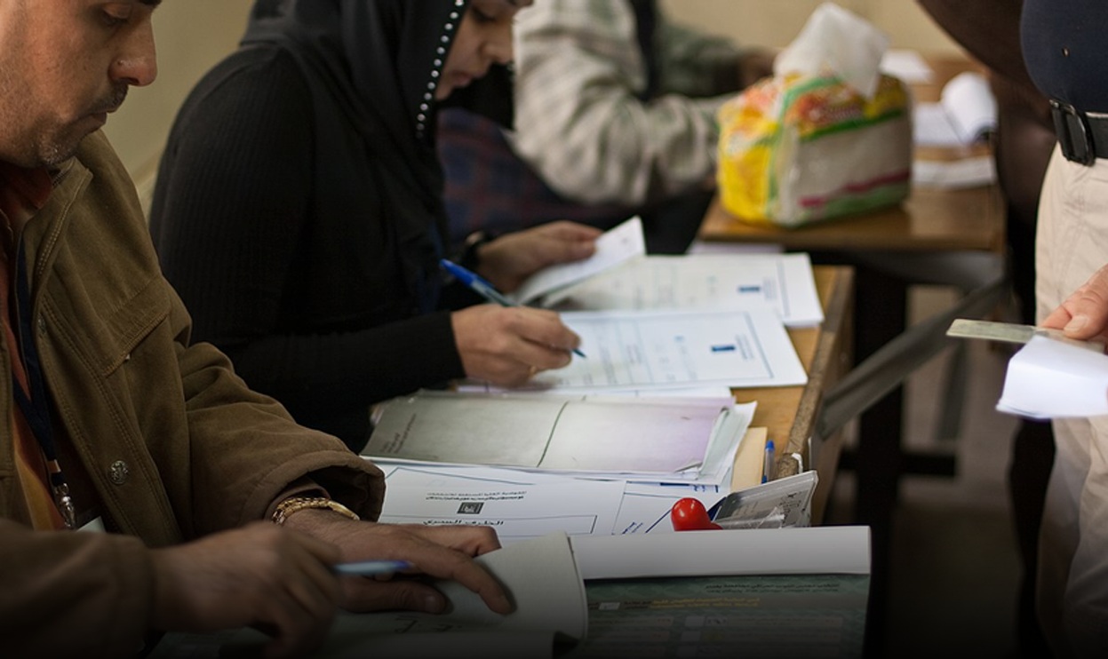 Iraqi voters casting their ballots at a polling station in Mosul during the December 2023 provincial elections.